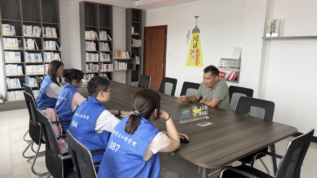 青年志愿者在村庄开展实地调研