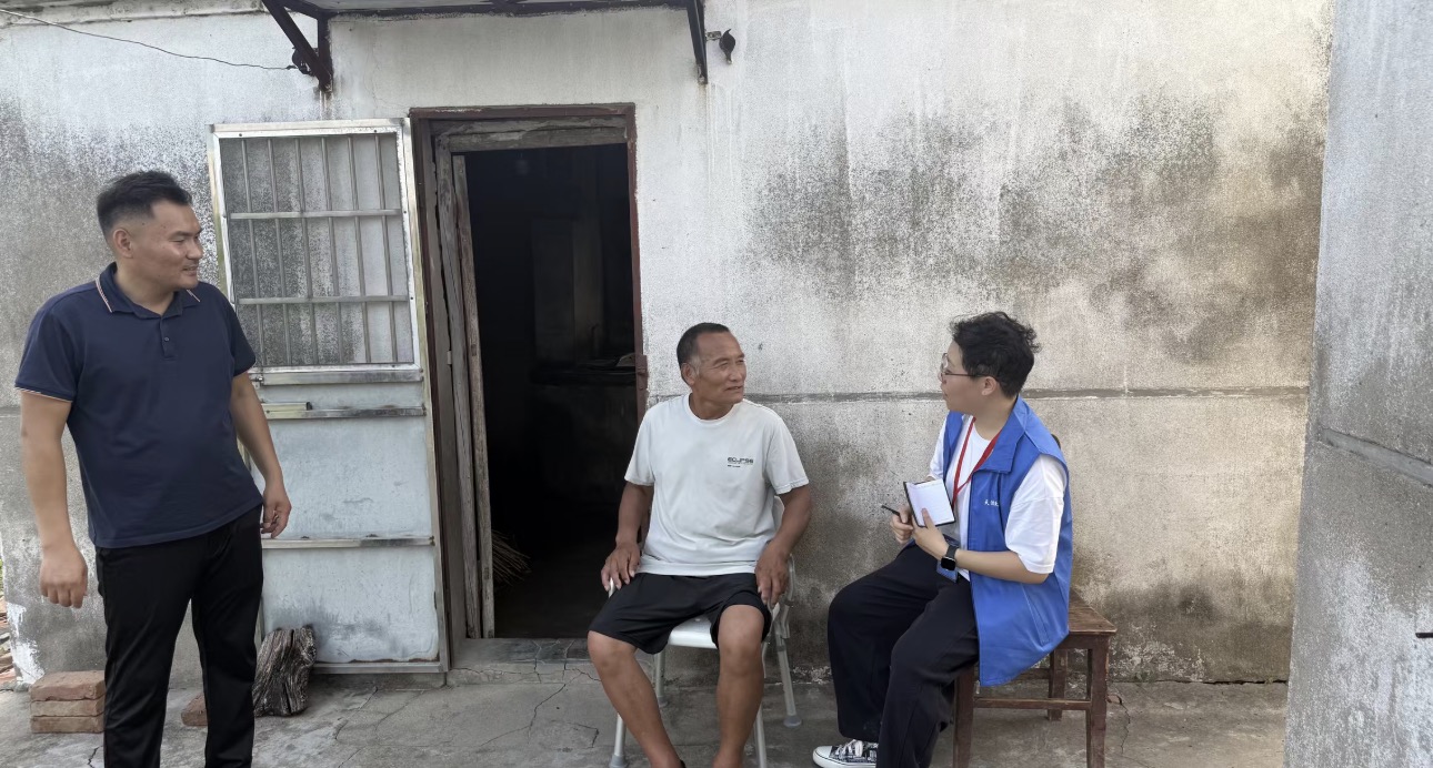 青年志愿者记录乡村调研信息
