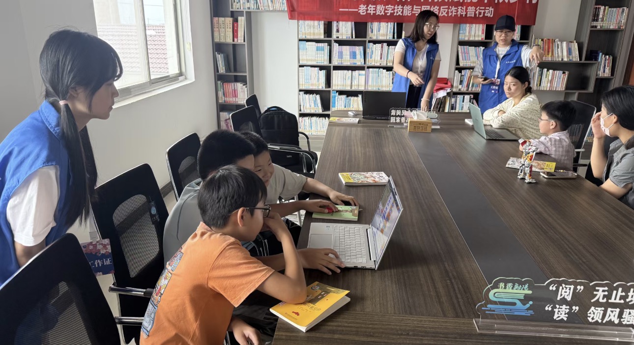 青年志愿者在村委会了解基层工作